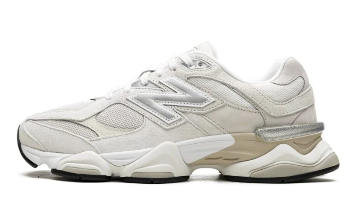 Baskets New Balance 9060 blanc cassé et beige avec détails argentés sur fond blanc.