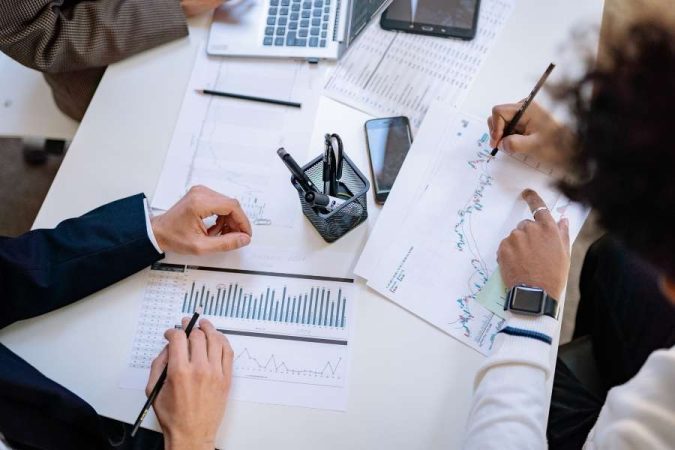 Un écran d'ordinateur affiche un tableau de bord numérique moderne dédié à la gestion de projet par intelligence artificielle.