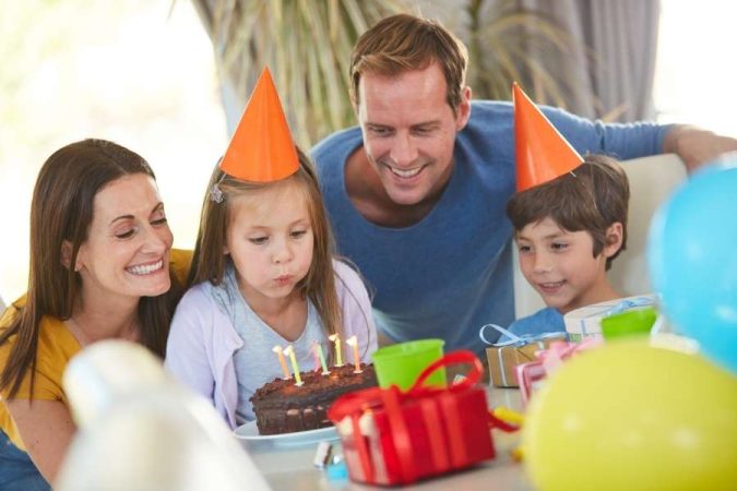 Une famille célèbre un anniversaire à domicile.